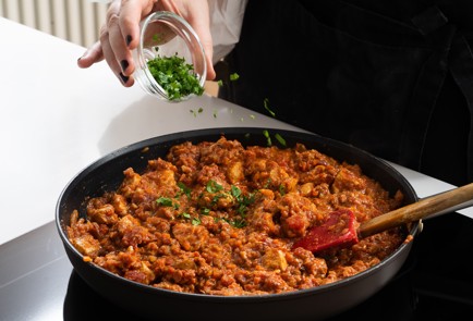 Фото шага рецепта Паста с рагу из грудки индейки по рецепту Джейми Оливера 151864 шаг 9  