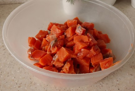 Фото шага рецепта Паста в сливочном соусе с красной рыбой и помидорами черри 189896 шаг 1  