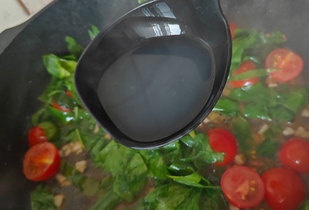 Фото шага рецепта Паста в сливочном соусе с красной рыбой и помидорами черри 189896 шаг 10  