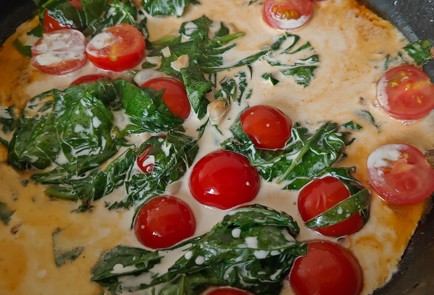 Фото шага рецепта Паста в сливочном соусе с красной рыбой и помидорами черри 189896 шаг 11  