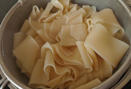 Фото шага рецепта Паста в сливочном соусе с красной рыбой и помидорами черри 189896 шаг 12  