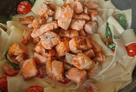 Фото шага рецепта Паста в сливочном соусе с красной рыбой и помидорами черри 189896 шаг 13  