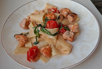 Фото шага рецепта Паста в сливочном соусе с красной рыбой и помидорами черри 189896 шаг 14  