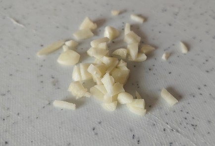 Фото шага рецепта Паста в сливочном соусе с красной рыбой и помидорами черри 189896 шаг 2  