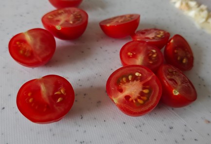 Фото шага рецепта Паста в сливочном соусе с красной рыбой и помидорами черри 189896 шаг 3  