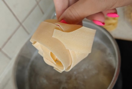 Фото шага рецепта Паста в сливочном соусе с красной рыбой и помидорами черри 189896 шаг 4  