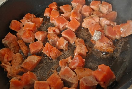 Фото шага рецепта Паста в сливочном соусе с красной рыбой и помидорами черри 189896 шаг 6  