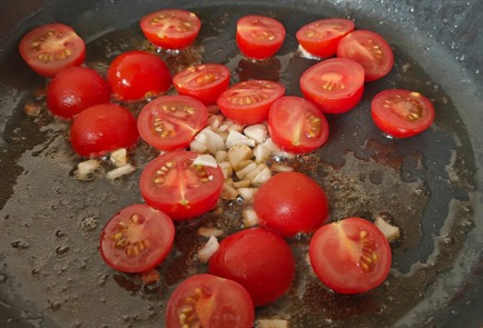 Фото шага рецепта Паста в сливочном соусе с красной рыбой и помидорами черри 189896 шаг 7  
