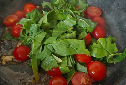 Фото шага рецепта Паста в сливочном соусе с красной рыбой и помидорами черри 189896 шаг 9  