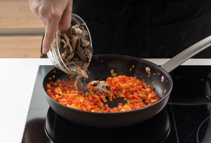 Фото шага рецепта Пате из консервированной рыбы с тостами 138914 шаг 2  