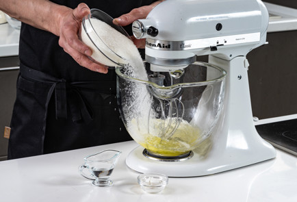 Фото шага рецепта Павлова с манго 191848 шаг 2  