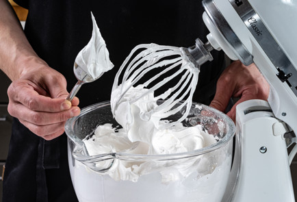 Фото шага рецепта Павлова с манго 191848 шаг 3  