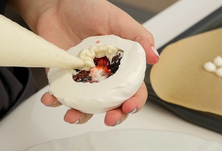 Фото шага рецепта Павлова с ягодами и сливочным кремом 114365 шаг 6  