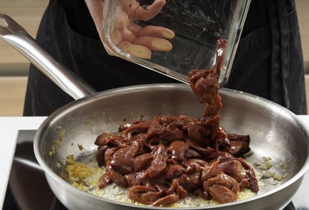 Фото шага рецепта Печень построгановски 153130 шаг 6  