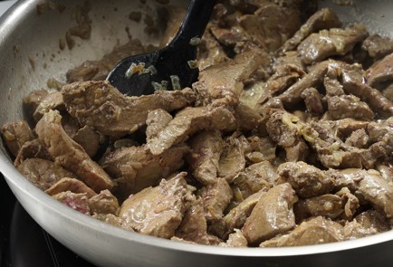 Фото шага рецепта Печень построгановски 153130 шаг 7  