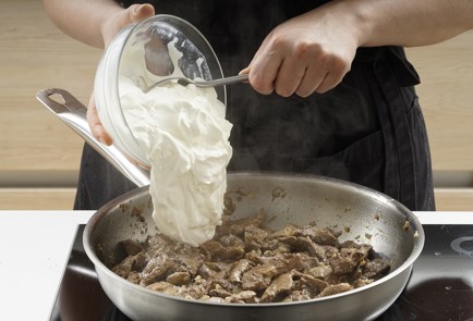 Фото шага рецепта Печень построгановски 153130 шаг 9  