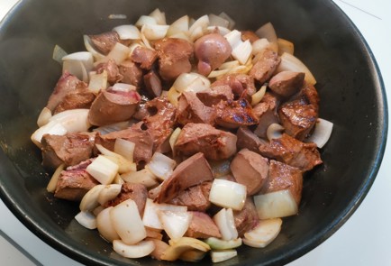 Фото шага рецепта Печень с луком в сметане 191162 шаг 6  