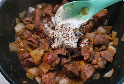 Фото шага рецепта Печень с луком в сметане 191162 шаг 8  