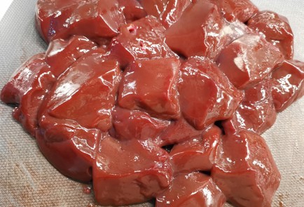 Фото шага рецепта Печень в сливочном соусе 191163 шаг 2