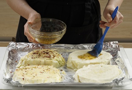 Фото шага рецепта Капуста в духовке с беконом и пармезаном 152899 шаг 6  