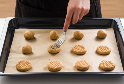 Фото шага рецепта Печенье из арахисовой пасты 152067 шаг 6  