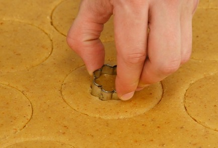 Фото шага рецепта Печенье Линцские глаза 92461 шаг 7