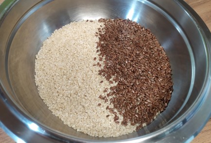 Фото шага рецепта Печенье с кунжутом и семенами льна 188691 шаг 2