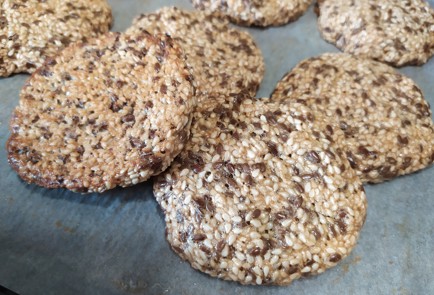 Фото шага рецепта Печенье с кунжутом и семенами льна 188691 шаг 9