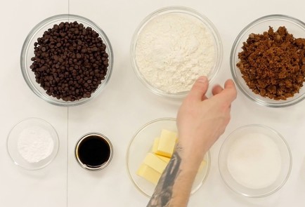 Фото шага рецепта Печенье с шоколадной крошкой 125038 шаг 1  