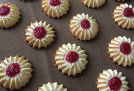 Фото шага рецепта Печенье с вареньем 174349 шаг 12  