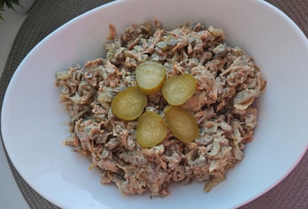 Фото шага рецепта Печеночный салат с солеными огурцами 176169 шаг 12  