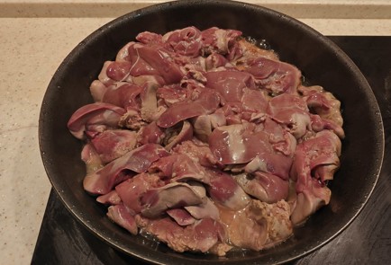 Фото шага рецепта Печеночный салат с солеными огурцами 176169 шаг 2  