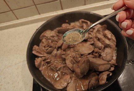 Фото шага рецепта Печеночный салат с солеными огурцами 176169 шаг 4  