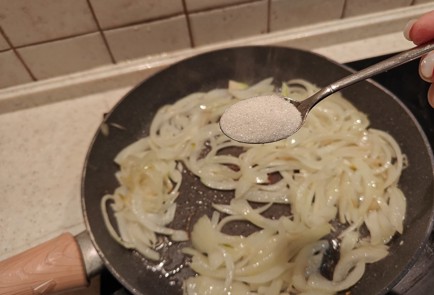 Фото шага рецепта Печеночный салат с солеными огурцами 176169 шаг 7  