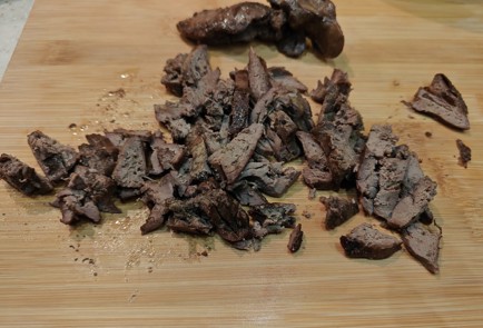 Фото шага рецепта Печеночный салат с солеными огурцами 176169 шаг 9  