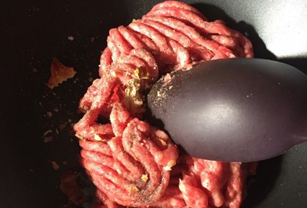 Фото шага рецепта Печеные баклажаны с фаршем и сыром дорблю 139023 шаг 2  