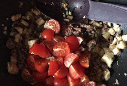 Фото шага рецепта Печеные баклажаны с фаршем и сыром дорблю 139023 шаг 3  