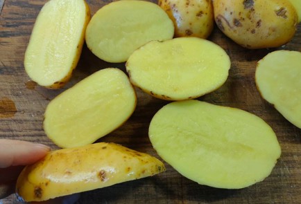 Фото шага рецепта Печеный картофель с сыром 191302 шаг 3  