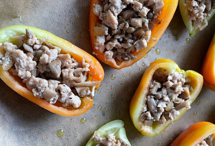 Фото шага рецепта Перцы запеченные с куриным фаршем под сырной корочкой 151452 шаг 3  