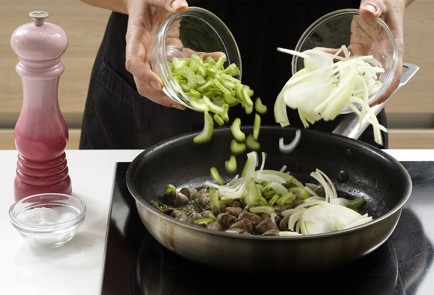 Фото шага рецепта Перловая каша с куриными сердечками 152828 шаг 7  