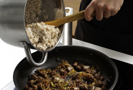 Фото шага рецепта Перловая каша с куриными сердечками 152828 шаг 8  