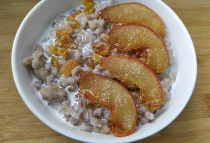 Фото шага рецепта Перловая каша со сливками изюмом и грушей в карамели 189432 шаг 10