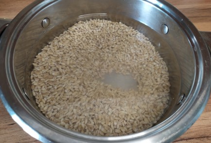 Фото шага рецепта Перловая каша со сливками изюмом и грушей в карамели 189432 шаг 2