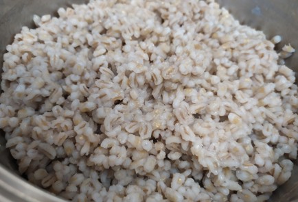 Фото шага рецепта Перловая каша со сливками изюмом и грушей в карамели 189432 шаг 3