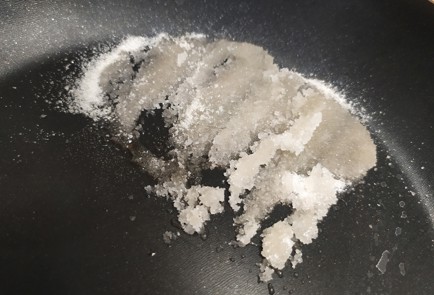 Фото шага рецепта Перловая каша со сливками изюмом и грушей в карамели 189432 шаг 4