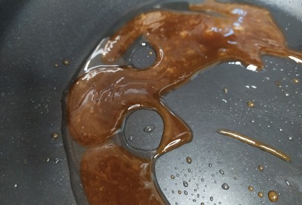 Фото шага рецепта Перловая каша со сливками изюмом и грушей в карамели 189432 шаг 5