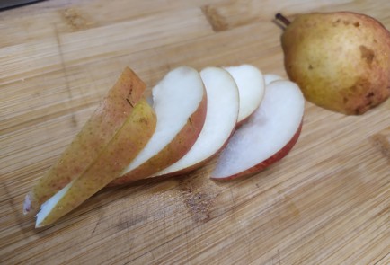 Фото шага рецепта Перловая каша со сливками изюмом и грушей в карамели 189432 шаг 6