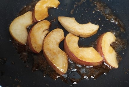 Фото шага рецепта Перловая каша со сливками изюмом и грушей в карамели 189432 шаг 7