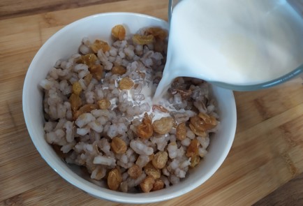 Фото шага рецепта Перловая каша со сливками изюмом и грушей в карамели 189432 шаг 9