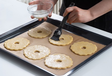 Фото шага рецепта Песочное кольцо с миндалем 152476 шаг 6  